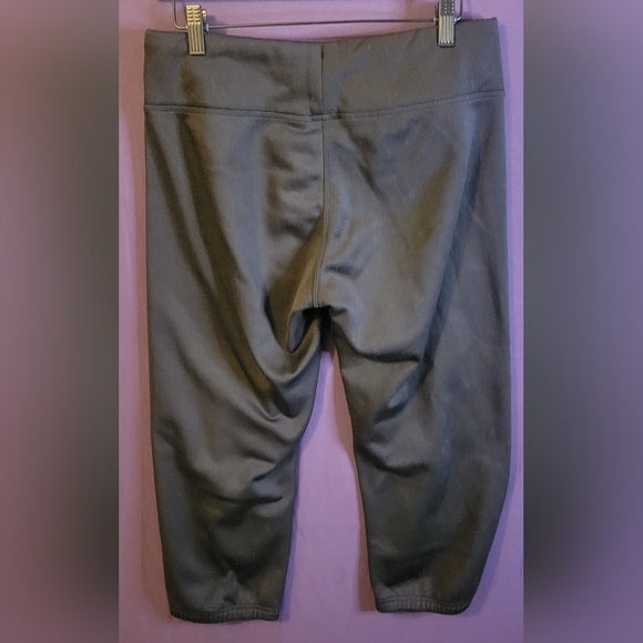 The North Face Women's Black Capri Joggers. Size M - Picture 5 of 5